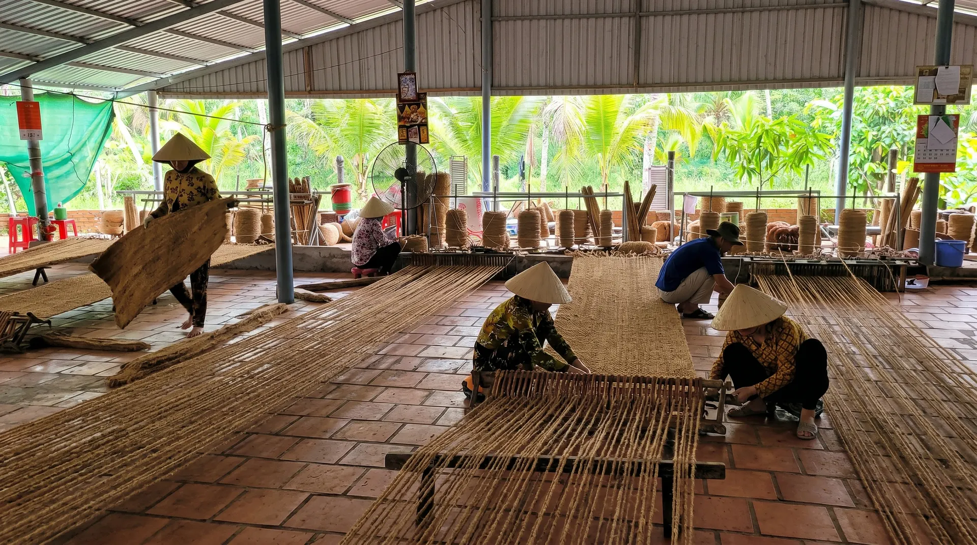 Atelier-village de tissage de fibre de coco en Asie du Sud-Est, artisanes au travail