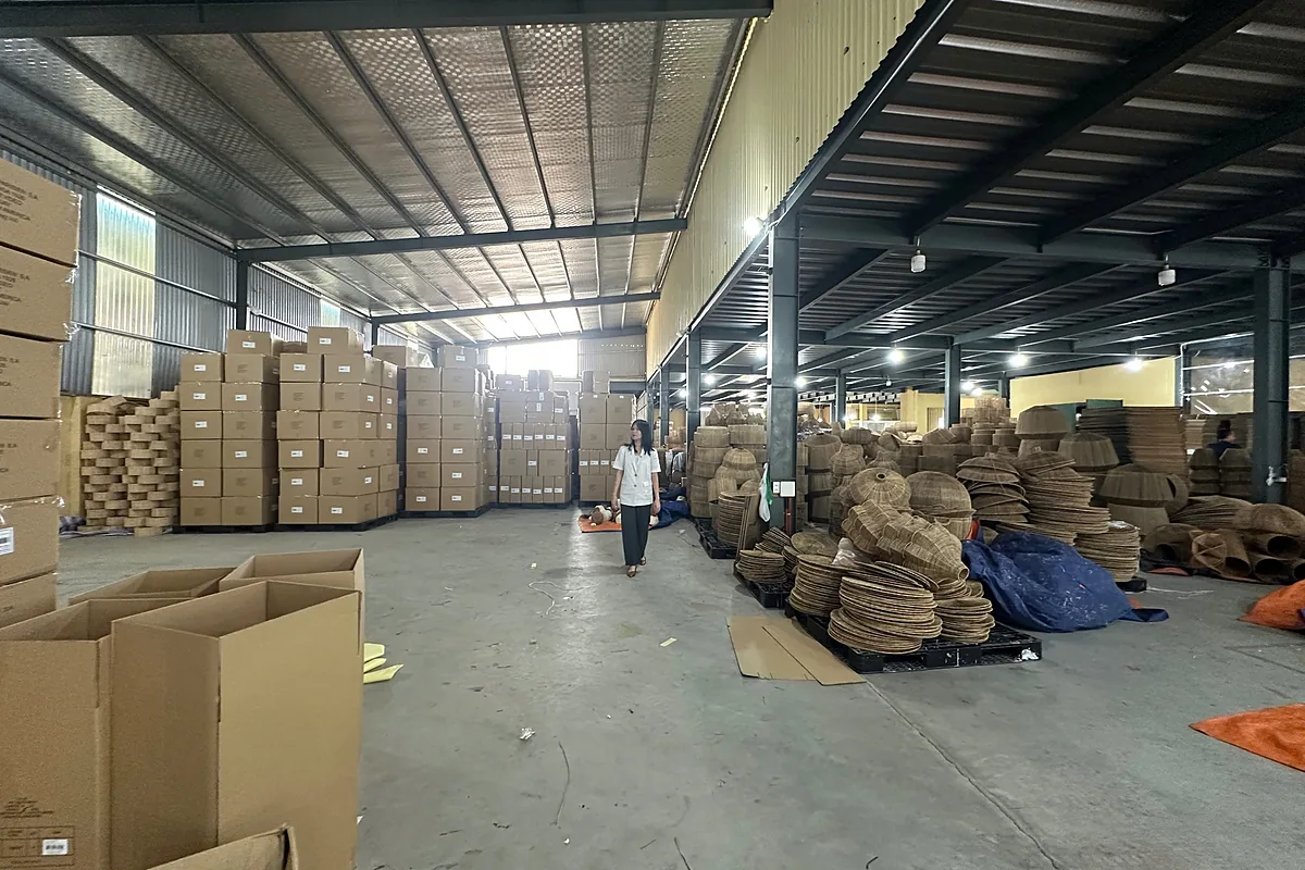 Entrepôt d'export : cartons et produits tressés prêts à expédier