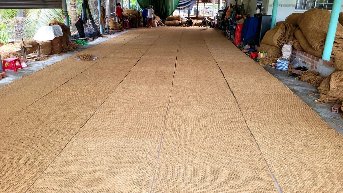 Fibre de coco mise à sécher au soleil avant filage
