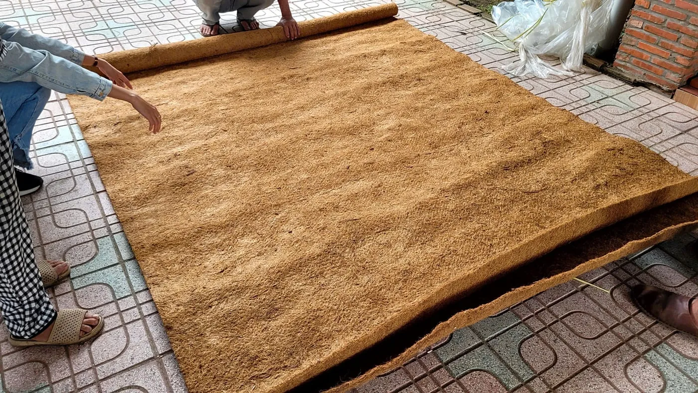 Rouleau de toile en fibre de coco déroulé pour découpe sur mesure