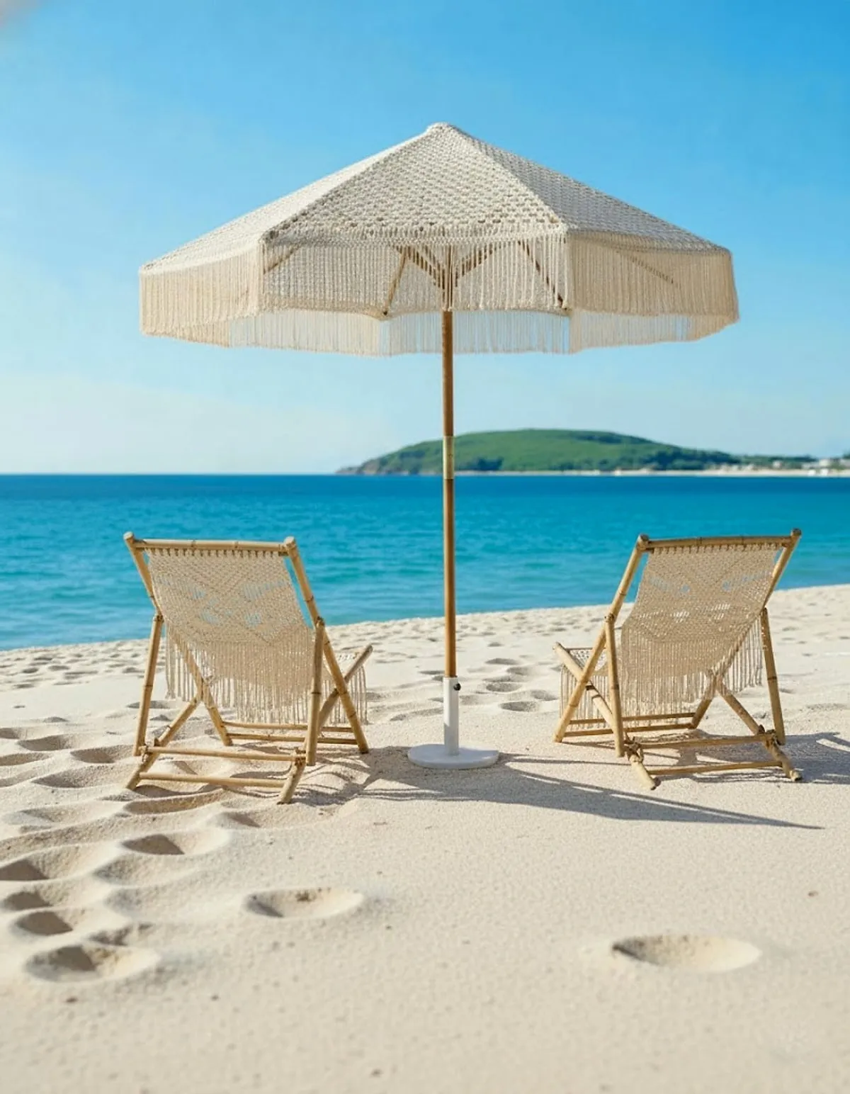 Parasol en macramé de coton écru ouvert sur une terrasse