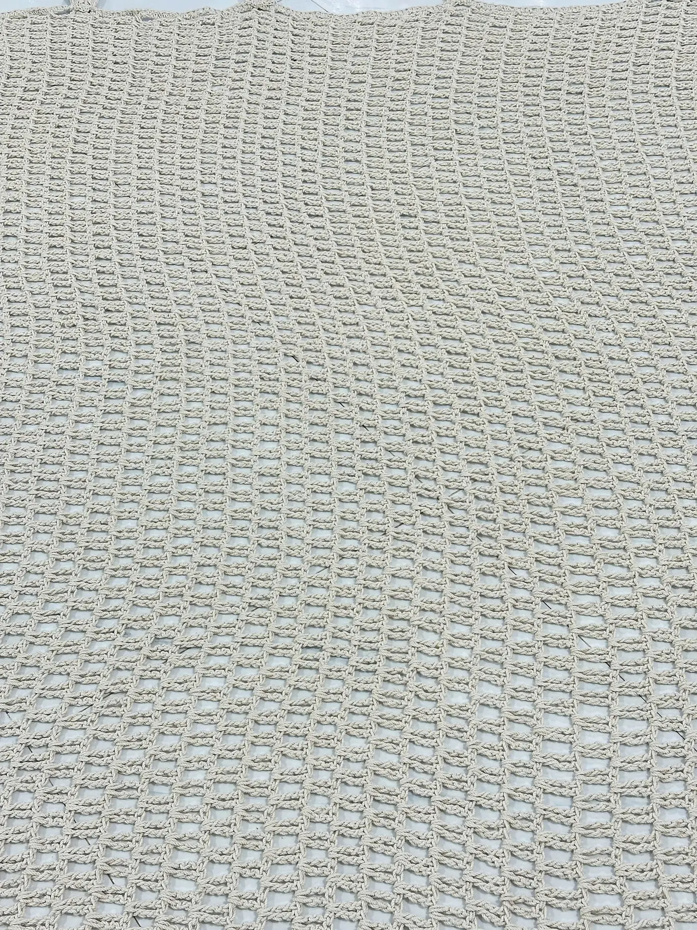 Détail du tressage d'une toile en macramé de coton écru